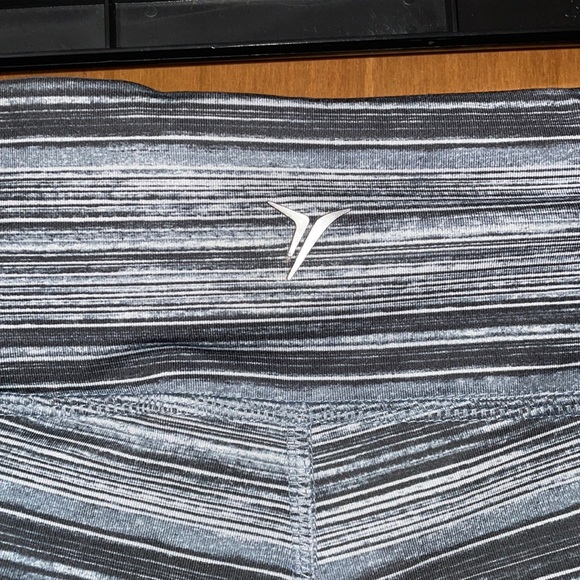 •OLD NAVY•BLACK/WHITE/GRAY STRIPE MID-RISE ACTIVEWEAR YOGA LEGGINGS SIZE MEDIUM - Picture 6 of 8